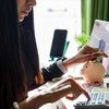 Entre as usuárias do sexo feminino, a faixa etária de 25 a 34 anos demonstrou maior engajamento por pautas relacionadas à vida financeira e ao trabalho - Envato