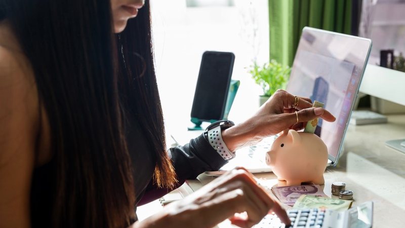 Entre as usuárias do sexo feminino, a faixa etária de 25 a 34 anos demonstrou maior engajamento por pautas relacionadas à vida financeira e ao trabalho - Envato