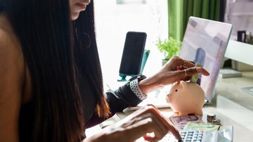Entre as usuárias do sexo feminino, a faixa etária de 25 a 34 anos demonstrou maior engajamento por pautas relacionadas à vida financeira e ao trabalho - Envato
