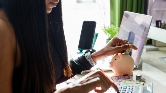 Entre as usuárias do sexo feminino, a faixa etária de 25 a 34 anos demonstrou maior engajamento por pautas relacionadas à vida financeira e ao trabalho - Envato