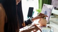 Entre as usuárias do sexo feminino, a faixa etária de 25 a 34 anos demonstrou maior engajamento por pautas relacionadas à vida financeira e ao trabalho - Envato