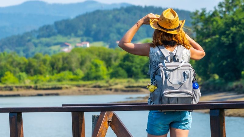 A consulta é voltada a mulheres de diferentes idades e perfis: turistas, profissionais do setor, condutoras, prestadoras de serviços e representantes de coletivos ou movimentos de mulheres no turismo - Envato