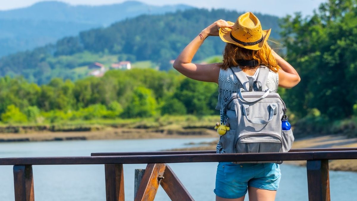 A consulta é voltada a mulheres de diferentes idades e perfis: turistas, profissionais do setor, condutoras, prestadoras de serviços e representantes de coletivos ou movimentos de mulheres no turismo - Envato