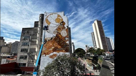 Um novo mural produzido pelo artivista Mundano, localizado no número 930 da Rua Jaceguai, já está visível aos olhos de quem passa por lá - Gabriel Zerra