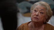 Na prática, o processo ocorre quando um juiz autoriza que alguém, muitas vezes um filho, se torne o responsável legal do pai ou da mãe - Foto: reprodução arquivo Globo