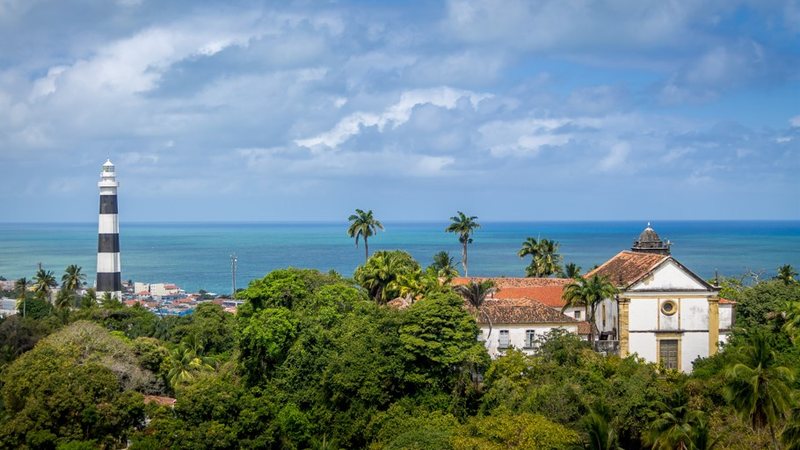 Olinda tem ruas estreitas cheias de ateliês de arte, que revelam uma herança que mistura fé, arquitetura colonial e cultura popular - Envato
