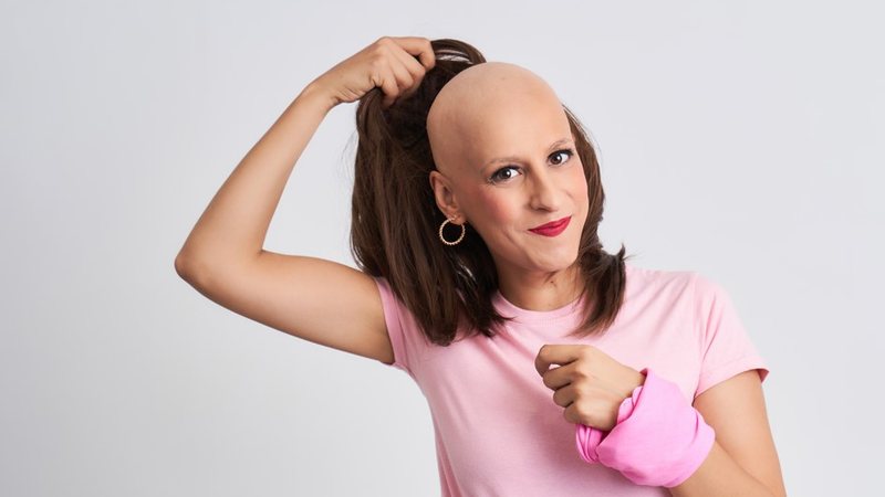 ONGs e institutos oferecem perucas e lenços para mulheres que perderam o cabelo - Envato