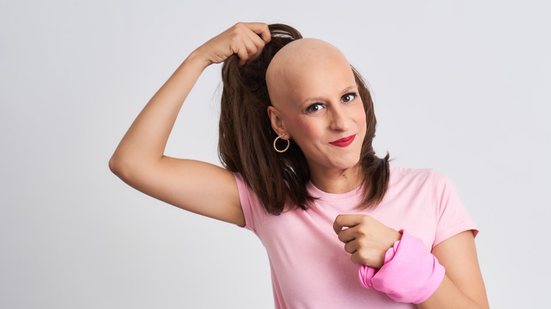 ONGs e institutos oferecem perucas e lenços para mulheres que perderam o cabelo - Envato