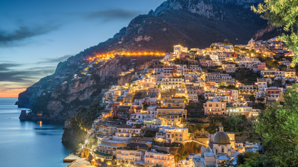 Positano é um charmoso vilarejo na encosta de um penhasco na Costa Amalfitana, na Itália - Envato