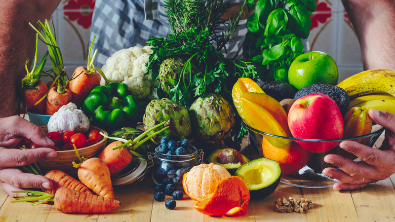 Além da beleza das flores, a época é também um convite para renovar os cardápios com frutas, legumes e verduras - Foto: Envato Elements