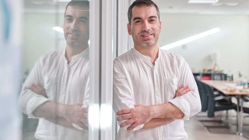 A idade média dos contratados do C-level, segundo o estudo 2025 Board Monitor, caiu de 58 anos, em 2021, para 54 anos, em 2024 - Envato