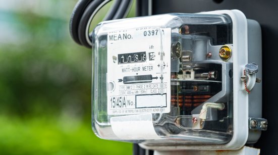 Decisão de adotar a bandeira tarifária vermelha patamar 1 terá impacto na conta de luz; em setembro, vigora o patamar 2 - Envato