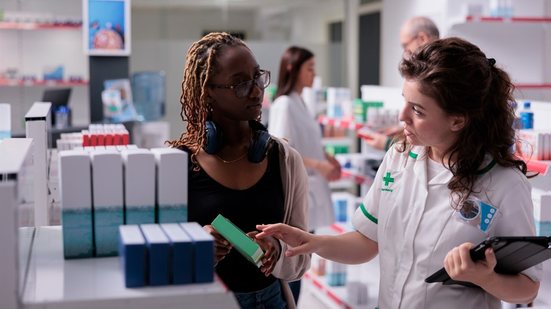 O CFM entende que a prescrição de medicamentos envolve a definição de um prognóstico a partir de um diagnóstico clínico - Envato