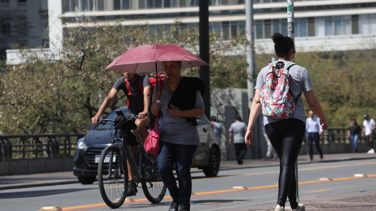 Capital paulista teve maior temperatura em 64 anos para um dia de dezembro, com 37,2°C. Virada será chuvosa - Renato Cerqueira / Estadão Conteúdo