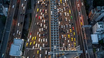 No acumulado dos oito meses do ano, três concessionárias exibiram queda no fluxo: ViaOeste (-64,2%), Pantanal (-1,6%) e ViaRio (-1,3%) - Envato