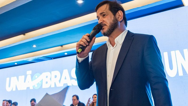 O presidente da União Brasil, Antonio Rueda, assina a resolução que determina aos ministros da legenda que deixem seus postos - União Brasil