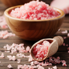O sal rosa pode ser uma alternativa interessante para variar na cozinha ou evitar aditivos do sal refinado - Foto: Envato Elements