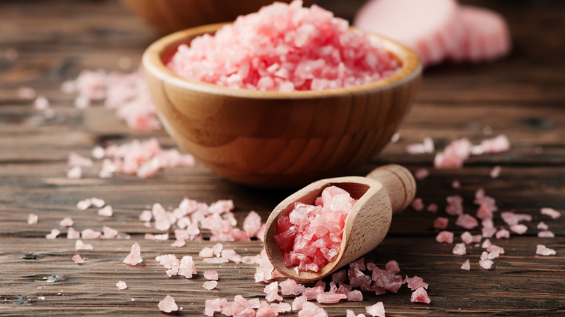 O sal rosa pode ser uma alternativa interessante para variar na cozinha ou evitar aditivos do sal refinado - Foto: Envato Elements
