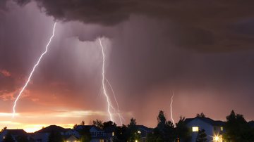 As tempestades típicas do verão, marcadas por chuva intensa, rajadas de vento e descargas elétricas, voltam a atingir cidades brasileiras - Foto: Envato Elements