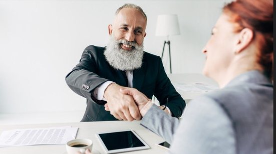 Na entrevista, é importante apresentar exemplos concretos e evidenciar flexibilidade e capacidade de aprender novas habilidades - Envato