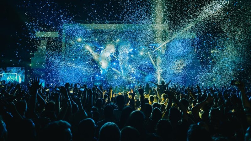 O Tribunal de Justiça de São Paulo (TJ-SP) avaliou como inconstitucional e suspendeu a retirada do limite de barulho para shows e grandes eventos na capital paulista - Envato
