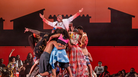 Coro formado por integrantes do Coro Lírico Municipal,  do Coral Paulistano e artistas convidados é regido por Maíra Ferreira. - Rafael Salvador
