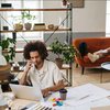O estudo também apurou que 71% dos profissionais trabalham fora dos escritórios em pelo menos um dia semanalmente - Envato