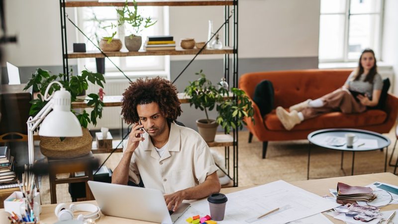 O estudo também apurou que 71% dos profissionais trabalham fora dos escritórios em pelo menos um dia semanalmente - Envato