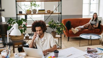 O estudo também apurou que 71% dos profissionais trabalham fora dos escritórios em pelo menos um dia semanalmente - Envato
