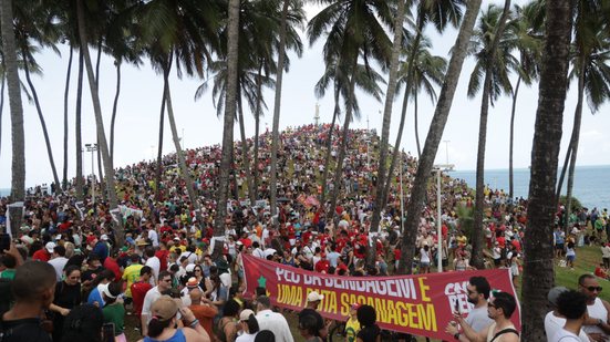 Os manifestantes carregam faixas com dizeres como “Congresso inimigo do povo” - San JR/Uai Foto/Estadão Conteúdo