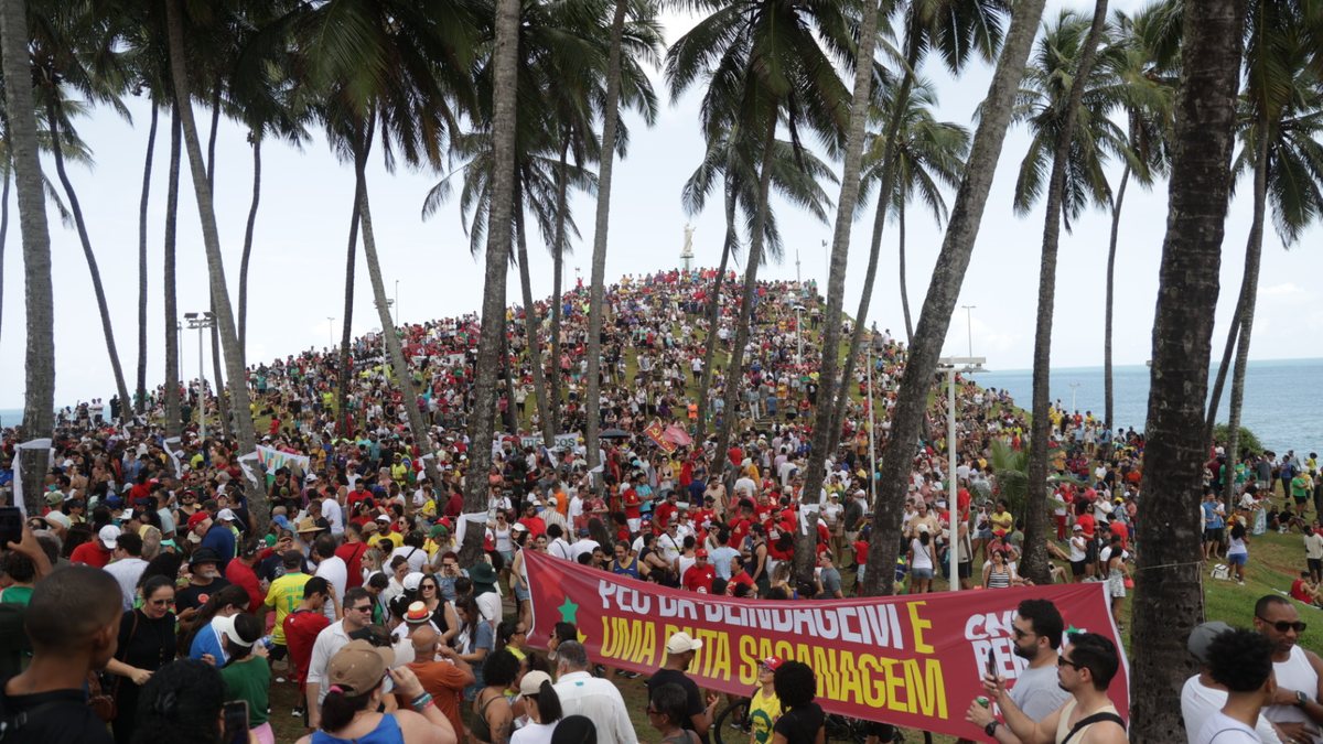 Os manifestantes carregam faixas com dizeres como “Congresso inimigo do povo” - San JR/Uai Foto/Estadão Conteúdo
