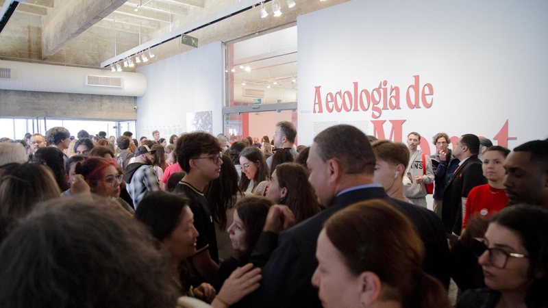 Fila de visitantes na entrada da exposição "A ecologia de Monet" - Foto: Mariana Castro/Divulgação