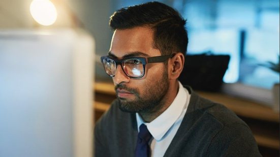 Segundo o portal Catho, as vagas são de funções em diversas áreas, entre elas, tecnologia, logística, saúde e comercial - Envato