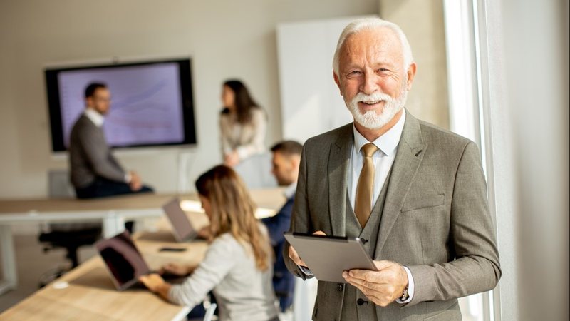 Estudo feito com mais 16.000 profissionais de todo o País mostrou que os 60+ alcançaram maior pontuação, seguidos pelos 50+ - Envato