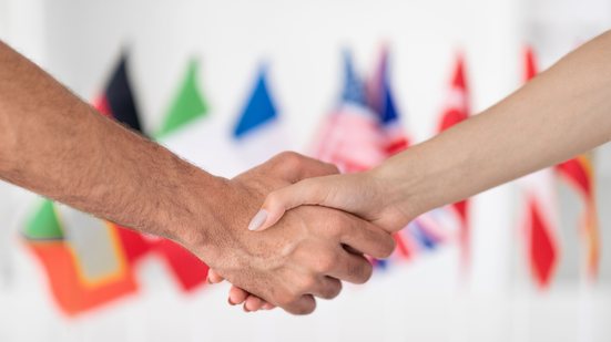 Para evitar a dupla tributação e proteger os direitos dos emigrantes, o Brasil assinou 27 acordos internacionais - Envato