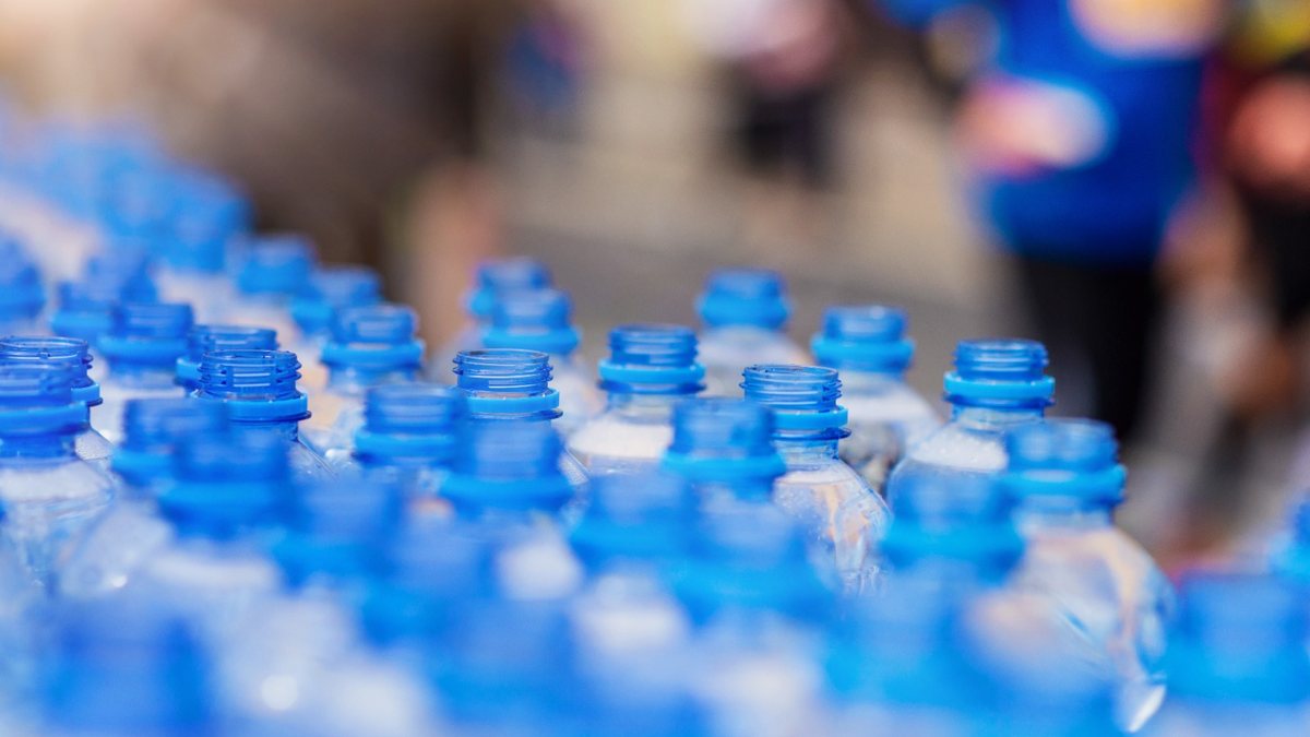 Amostras do lote 253.1 da marca Mineratta passam por análise após suspeita de contaminação - Envato