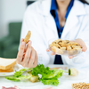 De acordo com o Ministério da Saúde, algumas escolhas alimentares podem elevar a probabilidade de desenvolver câncer - Foto: Envato Elements