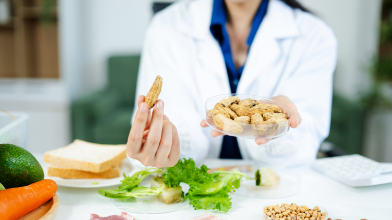 De acordo com o Ministério da Saúde, algumas escolhas alimentares podem elevar a probabilidade de desenvolver câncer - Foto: Envato Elements