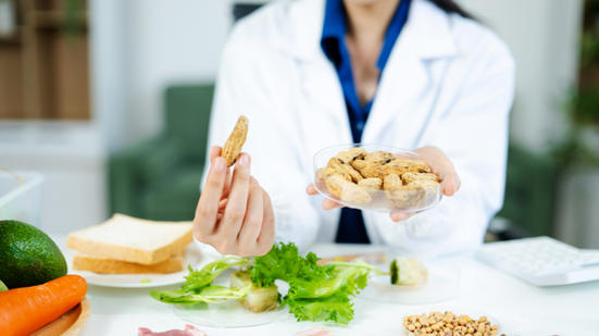 De acordo com o Ministério da Saúde, algumas escolhas alimentares podem elevar a probabilidade de desenvolver câncer - Foto: Envato Elements