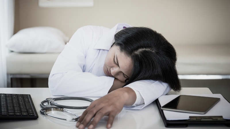 Além do desgaste emocional, desigualdade de gênero e insegurança financeira são fatores decisivos para aposentadoria precoce - Foto: Envato Elements