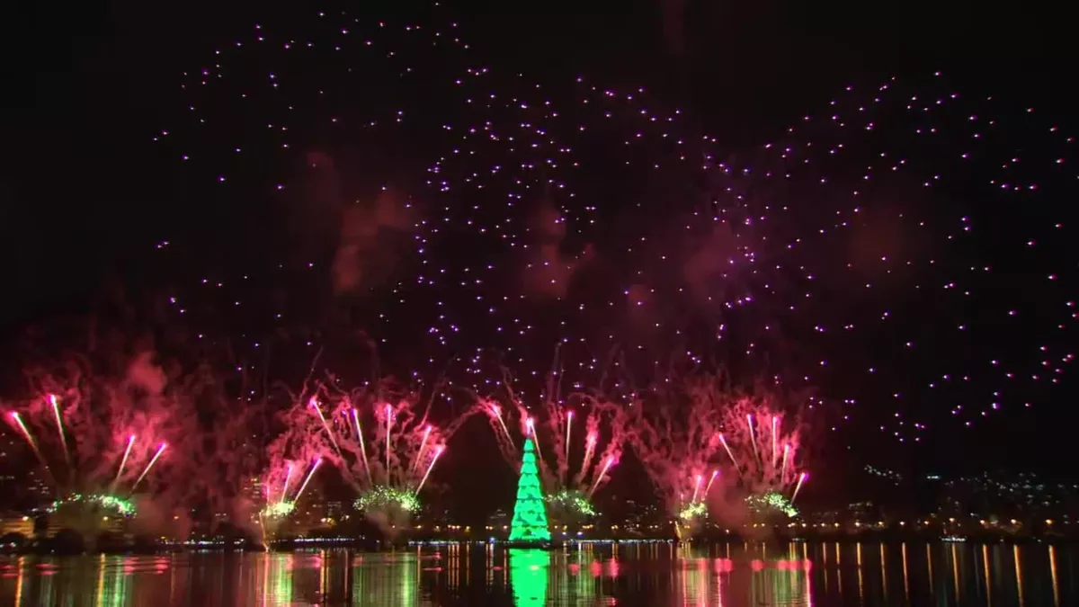 Após seis anos de ausência, a tradicional Árvore de Natal da Lagoa retorna - Foto: Reprodução/Globo