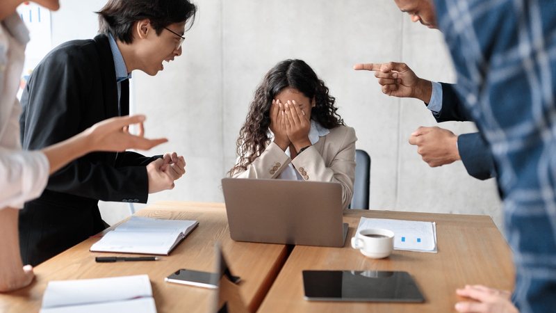 Desânimo, ansiedade e medo estão entre os principais efeitos emocionais relatados por vítimas de assédio - Envato