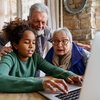Sete em cada dez pais brasileiros já conversaram várias vezes com seus filhos sobre como se manterem seguros no universo online, - Envato