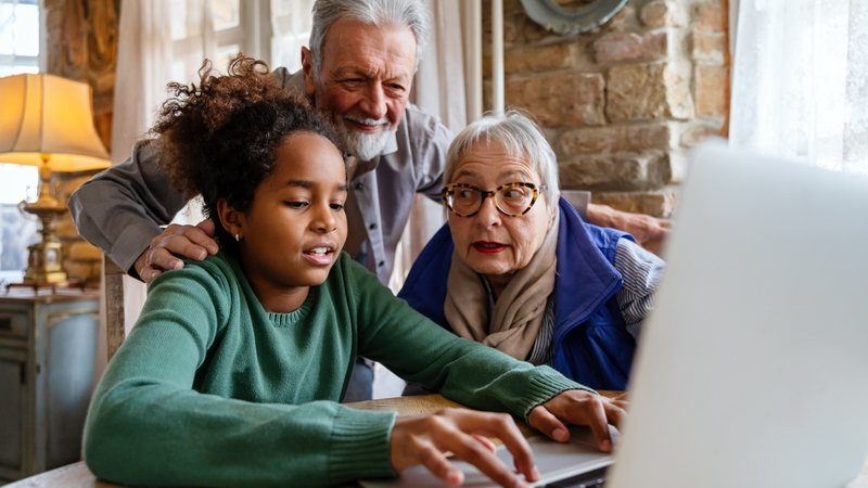 Sete em cada dez pais brasileiros já conversaram várias vezes com seus filhos sobre como se manterem seguros no universo online, - Envato
