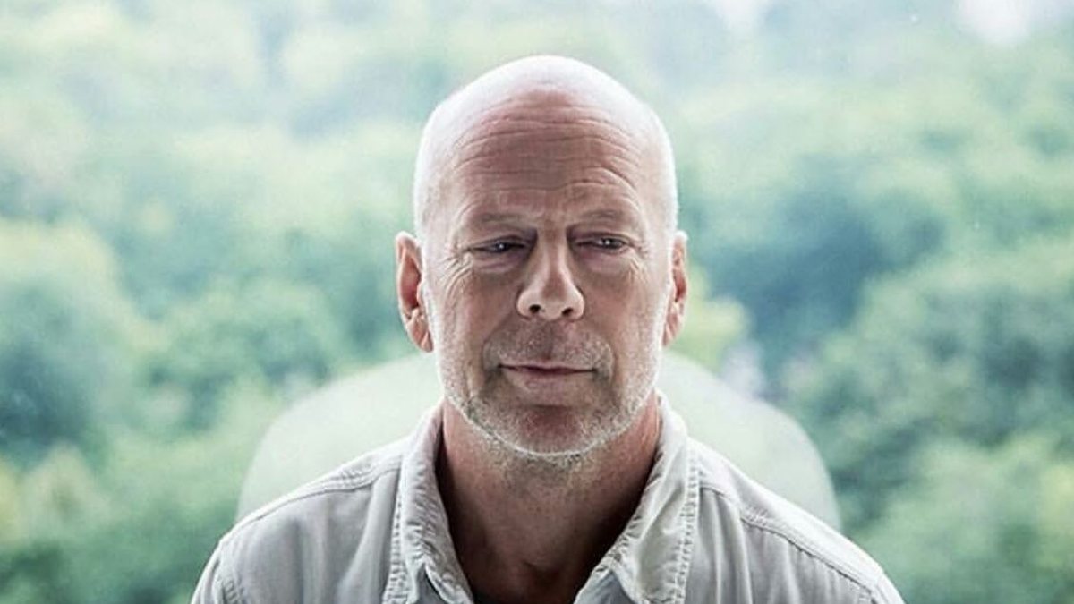 Emma também revelou que ela e as filhas decidiram viver em uma casa separada do ator, que sofre de demência frontotemporal - Reprodução/Instagram/@brucewillisbw