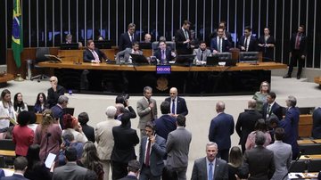 O texto votado também cria punições para quem descumprir medidas protetivas de urgência - Bruno Spada/Agência Câmara de Notícias