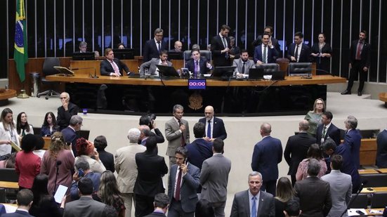O texto votado também cria punições para quem descumprir medidas protetivas de urgência - Bruno Spada/Agência Câmara de Notícias
