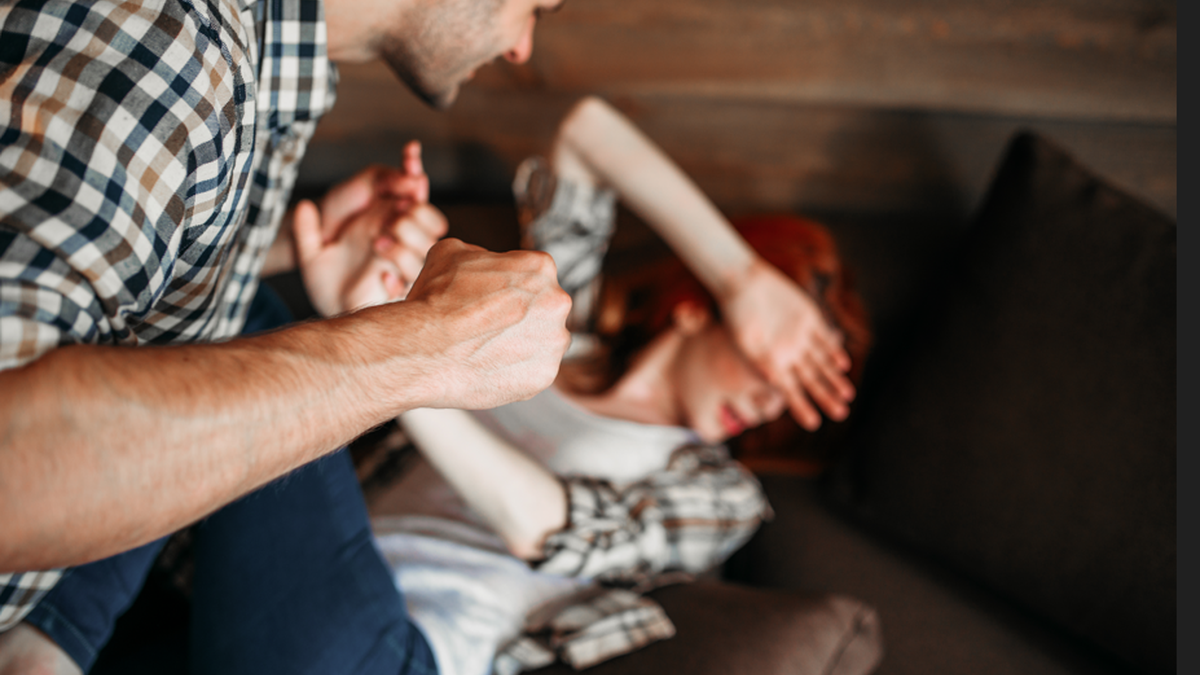 Projeto de Lei  em tramitação na Câmara visa incluir a prevenção à violência doméstica  nos serviços de atendimento básico do SUS - Envato