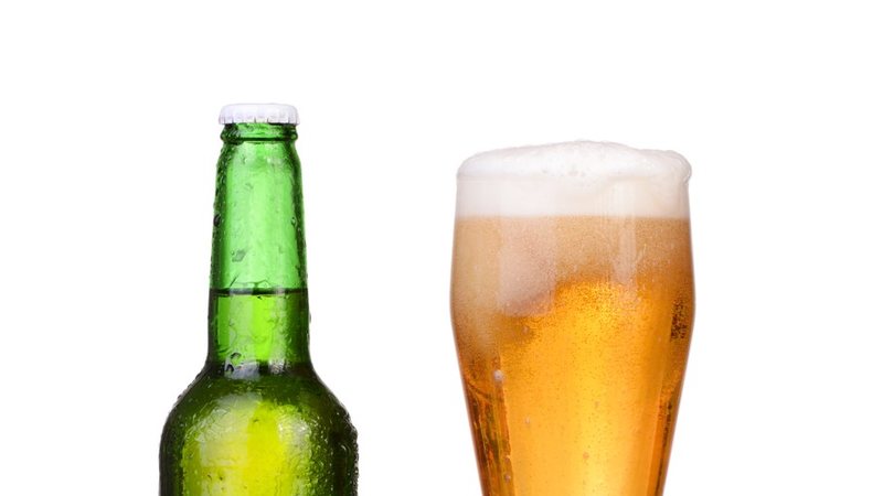 Promotoria diz que os 11 homens e 9 mulheres flagrados na ação falsificar cerveja devem responder por falsificação - Envato