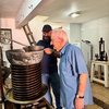 Atualmente, o mestre cervejeiro Taylor Bertoli, também religioso, comanda uma pequena equipe que segue fielmente as receitas originais - Reprodução/Instagram
